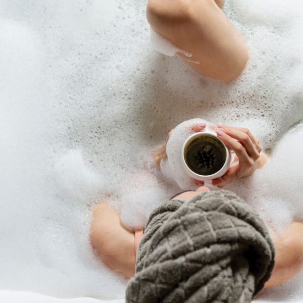 garota-de-vista-superior-na-banheira-com-espuma